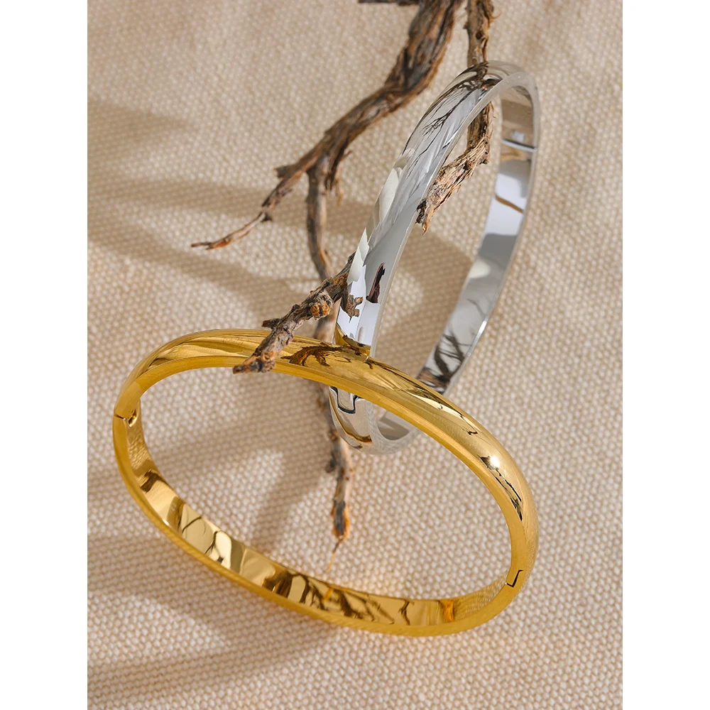 Essential Smooth Hinged Bangle