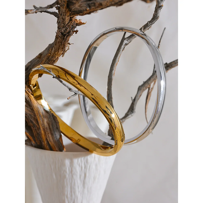 Essential Smooth Hinged Bangle